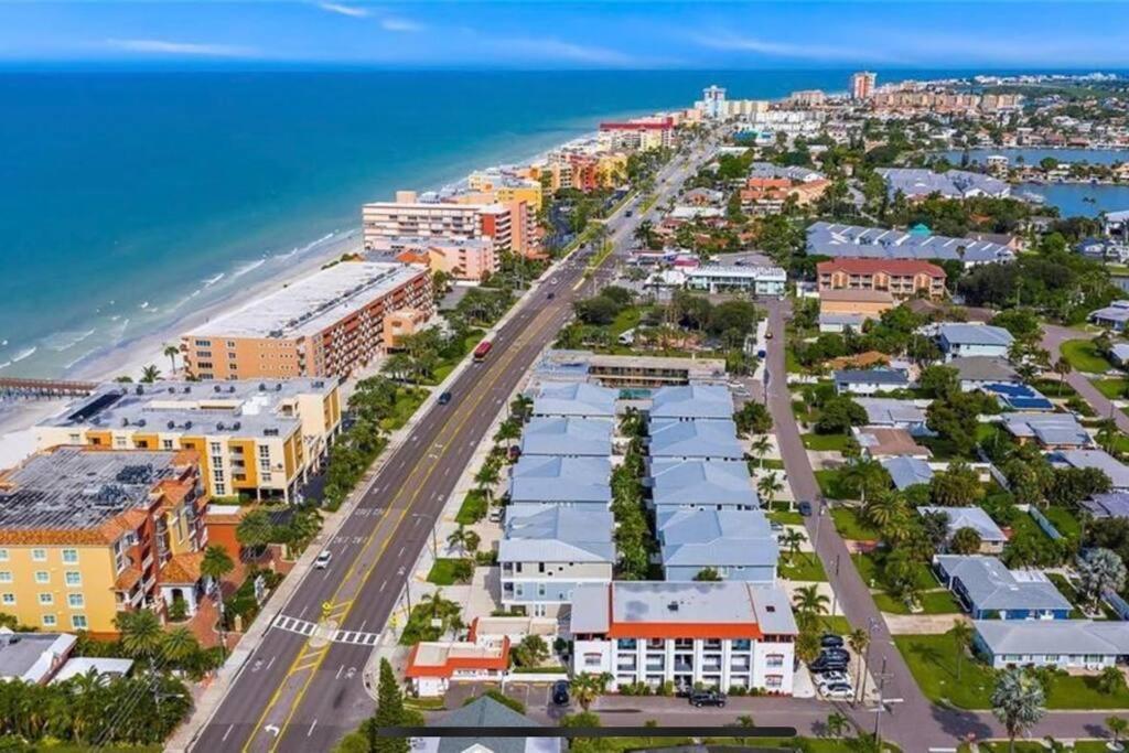 Luxurious Modern Townhouse Right Across Beach!! Table Tennis Сейнт Пийт Бийч Екстериор снимка
