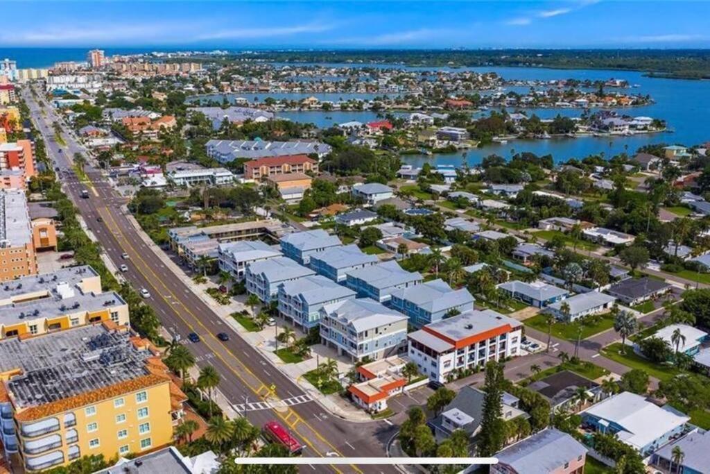 Luxurious Modern Townhouse Right Across Beach!! Table Tennis Сейнт Пийт Бийч Екстериор снимка